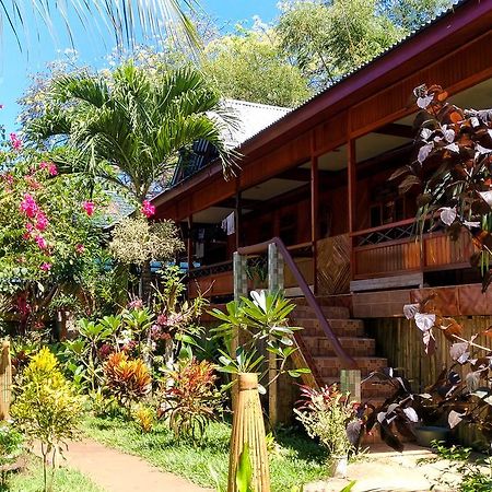 Panorama Backpackers Hotel Бунакен Екстериор снимка