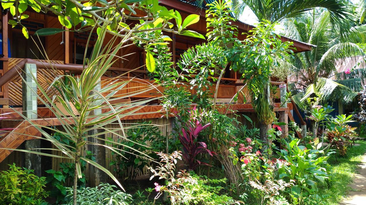 Panorama Backpackers Hotel Бунакен Екстериор снимка