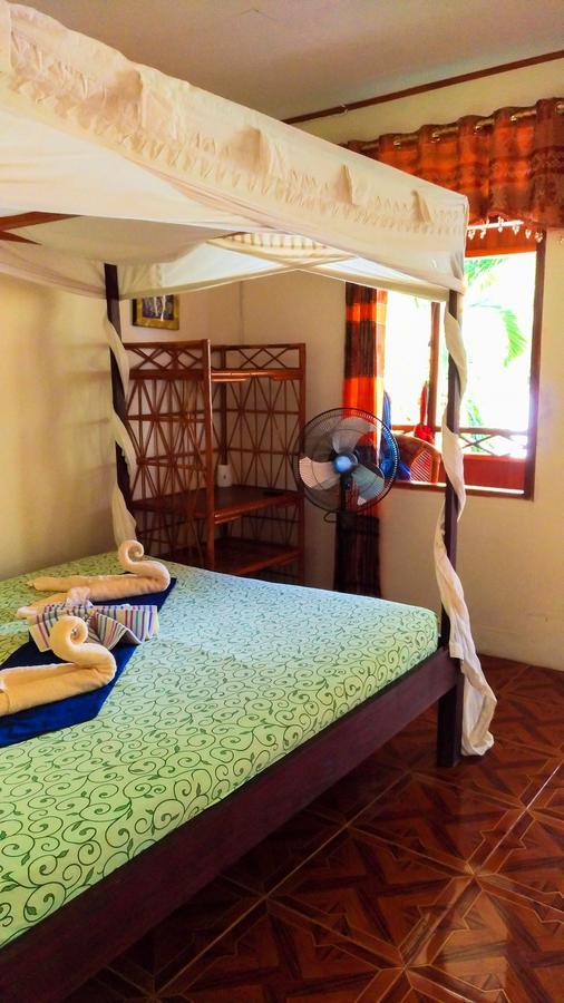 Panorama Backpackers Hotel Бунакен Екстериор снимка